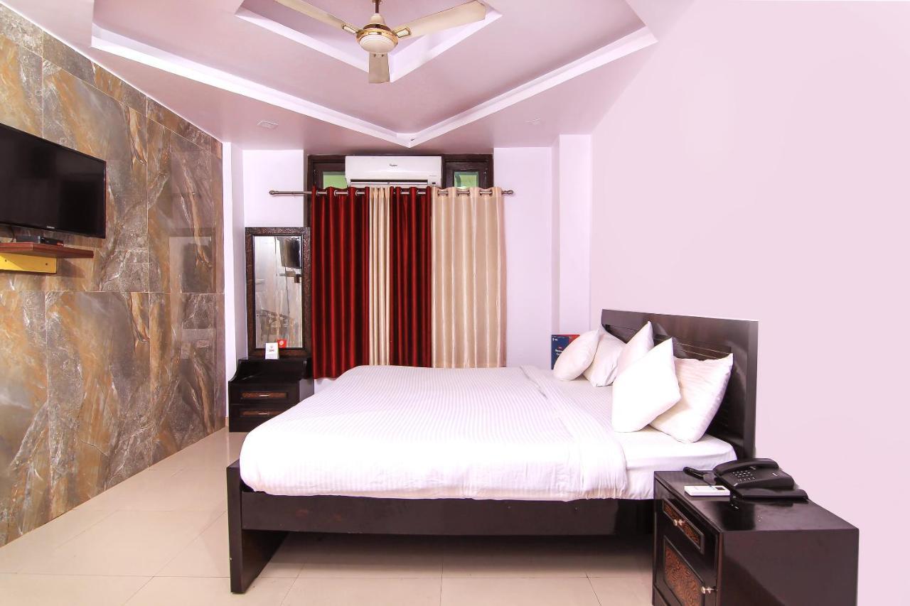 Collection O 4731 Surya Continental Hotel 3*